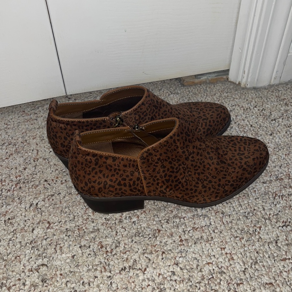 Size 9 Eva & Zoe leopard print booties